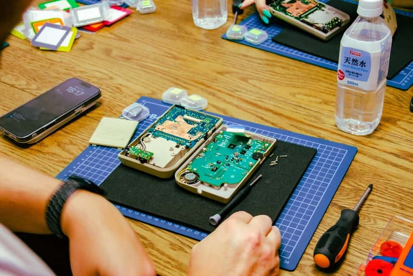 Tokyo: Gameboy Mod Workshop at Akihabara - Taking apart a classic Game Boy without fear