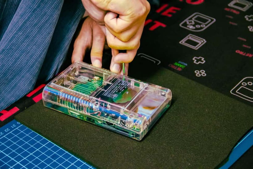Tokyo: Gameboy Mod Workshop at Akihabara - Rebuilding the console with updated parts