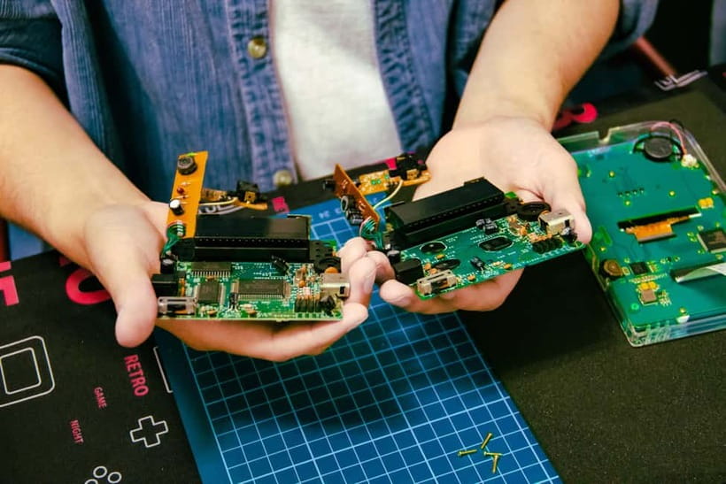 Tokyo: Gameboy Mod Workshop at Akihabara - Testing your new handheld before you leave