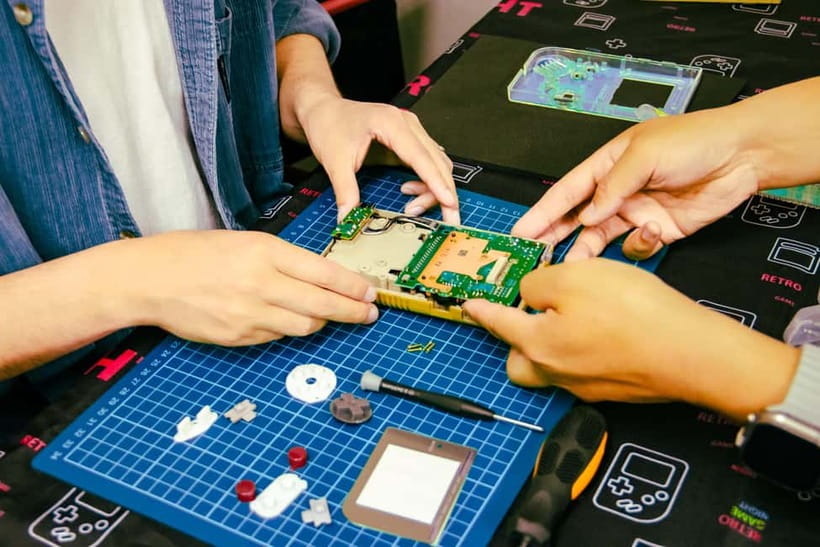 Tokyo: Gameboy Mod Workshop at Akihabara - The opening lesson: from Nintendo handhelds to the DMG-01