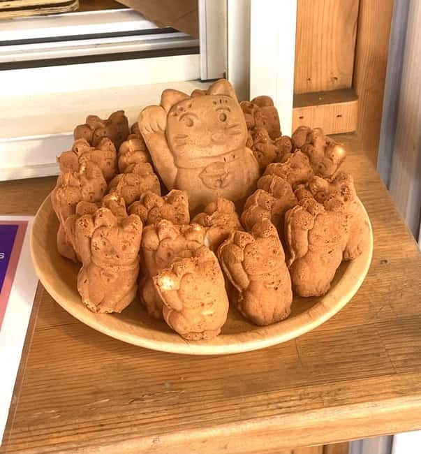 Tokyo: Gotokuji Cat Temple, Shinjuku Cat Cafe & 3D Cat Tour - Gotokuji shopping street and cat-themed treats