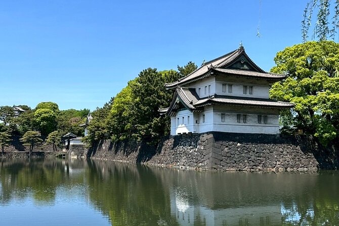 Tokyo: Imperial Palace and Shogun Historical Walking Tour - Through the stone gates of Edo Castle