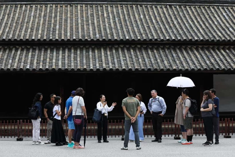 Tokyo: Imperial Palace East Gardens Walking Tour - Seeing Old Tokyo beside the modern city