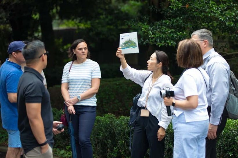 Tokyo: Imperial Palace East Gardens Walking Tour - Finding peace in Ninomaru Garden