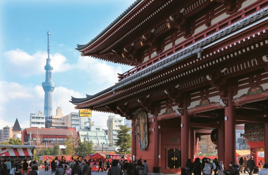 Tokyo: Imperial Palace, Sensō-ji Temple, & Tokyo Tower Tour - What the guide adds between the stops