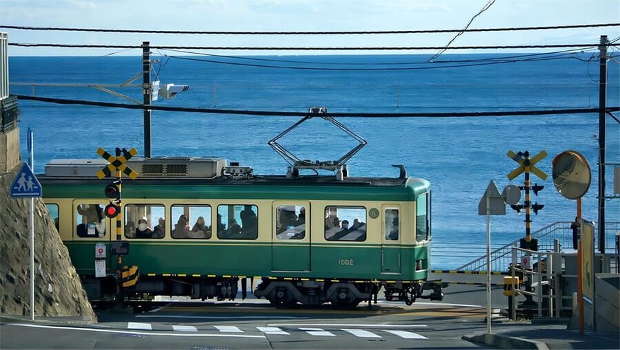 Tokyo: Kamakura & Enoshima Day Tour with Pickup & Train Ride - Komachi Street: snacks, shops, and a practical lunch break