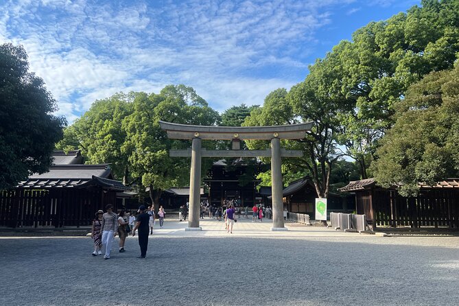 Tokyo: Meiji Shrine and Shinto Culture Walking Tour - The guides and the feel of the group