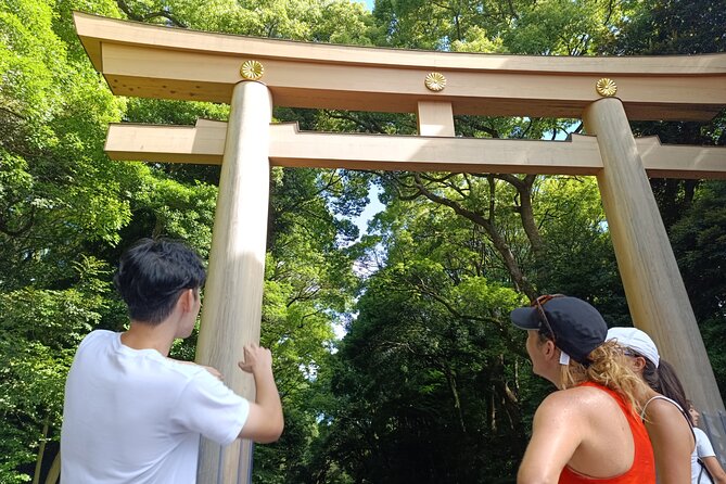 Tokyo: Meiji Shrine and Shinto Culture Walking Tour - Meeting at Harajuku and entering the forest