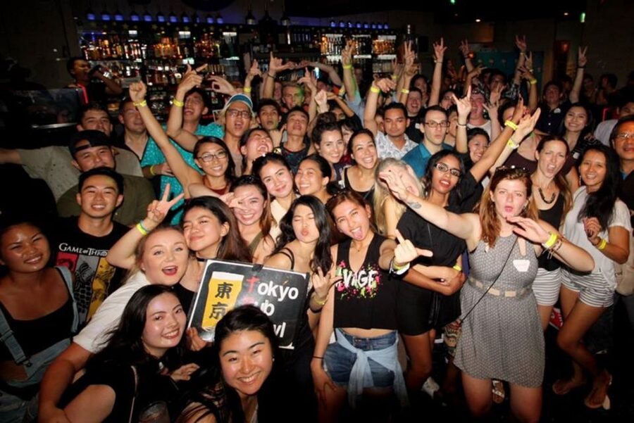 Tokyo: Pub Crawl and Bar Tour - The third stop and the shift toward dancing