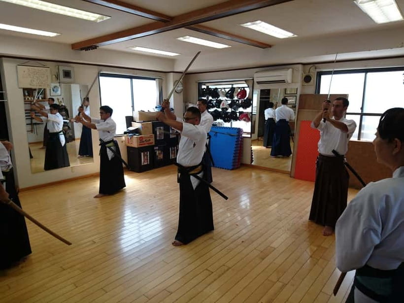 Tokyo: Samurai Sword & Archery Class from Samurai Descendant - Trying the Japanese long bow