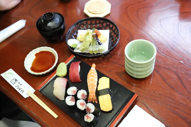 Tsukiji Fish Market Guided Tour and Sushi Making with Pro Chef - What the guides add to the experience